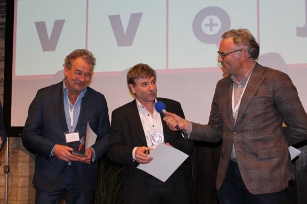 Bart Nijpels (l) en Huub Jaspers worden kort geïnterviewd door juryvoorzitter Jeroen Smit.